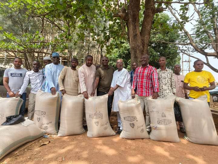 Kaduna Pastor shares bags of grains to Muslim and Christian journalists, HOTPEN